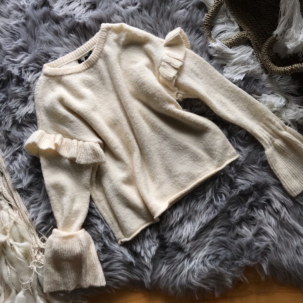 Adorable cream sweater 🔥